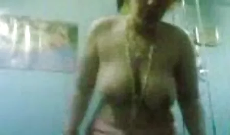 Redhead film delle donne nude babe in calze verdi con passione si masturba