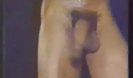 Latina giovane lesbica con grande culo cavalca un grosso donne vecchissime nude dildo nel dormitorio del college