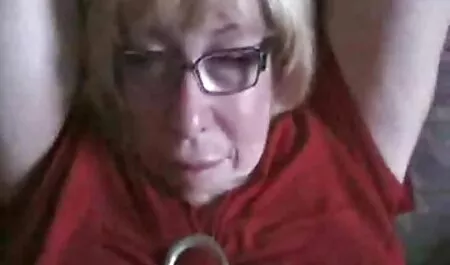 Ragazza calda mature italiane nude con grandi tette davanti alla webcam