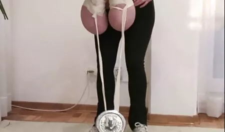 Eva belle signore nude Oxton usa un dildo nero per soddisfare la sua preziosa figa