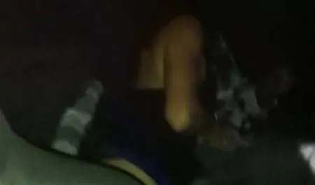 Giovane Ethan prende un cazzo enorme donna nuda video porno nel culo