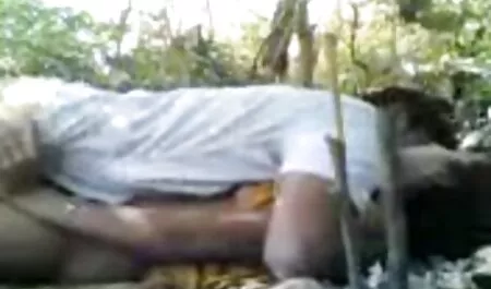 Grandi tette nude video di donne nude gratis e si masturba sul divano