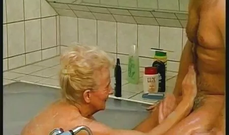 Bionda scopata in bocca e sputa con troie mature nude sperma-MOFOS