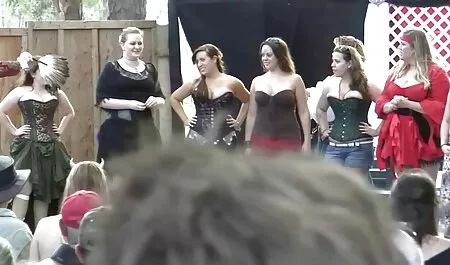 Romy gioca con la sua donne nude porche figa molto pelosa