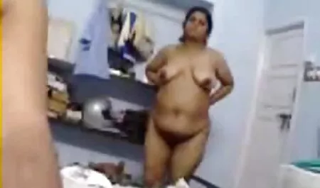 Ragazze pervertite condividono un ragazzo a donne nude e porche letto