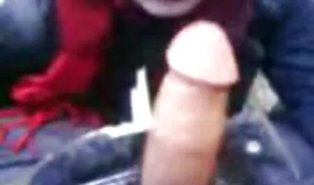 Stimolando il suo clitoride trans nere nude fino a quando lei schizza ovunque