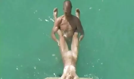 Ragazza femminile dalla belle signore nude Thailandia si spoglia in pantaloni rossi