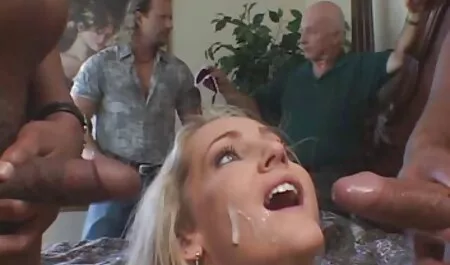 Affascinante trans in donne nude porno totale perizoma gode di un gelato