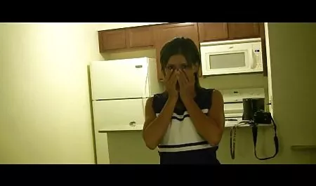 Ragazza nera in nylon si masturba e mostra le abilità di video donne nude sega con i piedi