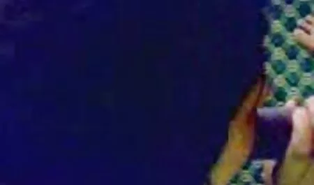 Il travestito donna nuda hard dalle gambe lunghe urla quando sente un grosso cazzo